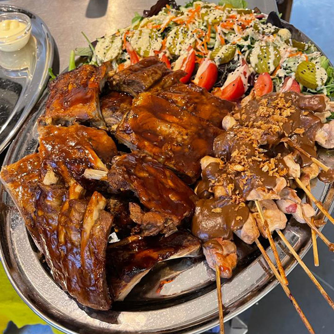 BBQ catering met geglaceerde spareribs en saté