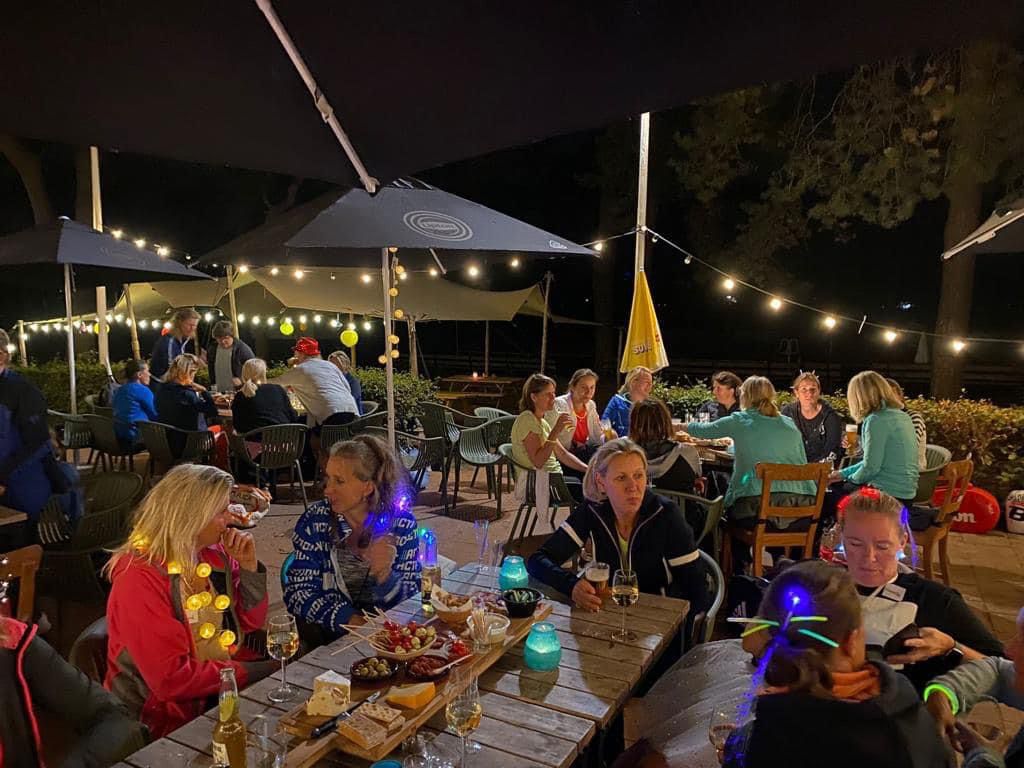 Gasten genieten van een buitenfeest verzorgd door Comrat NL