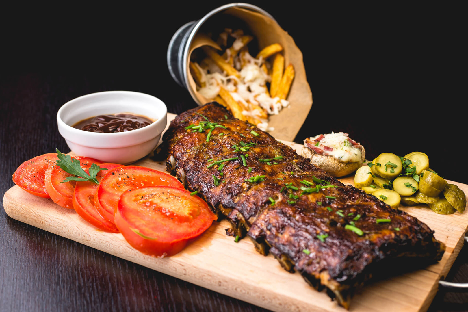 Huisgemaakte spare ribs met bijgerechten