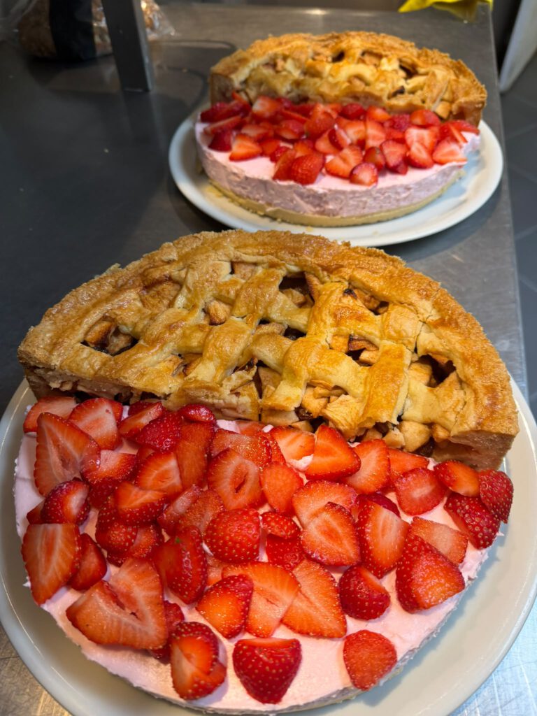 Huisgemaakte appeltaart en aardbeientaart van Comrat NL