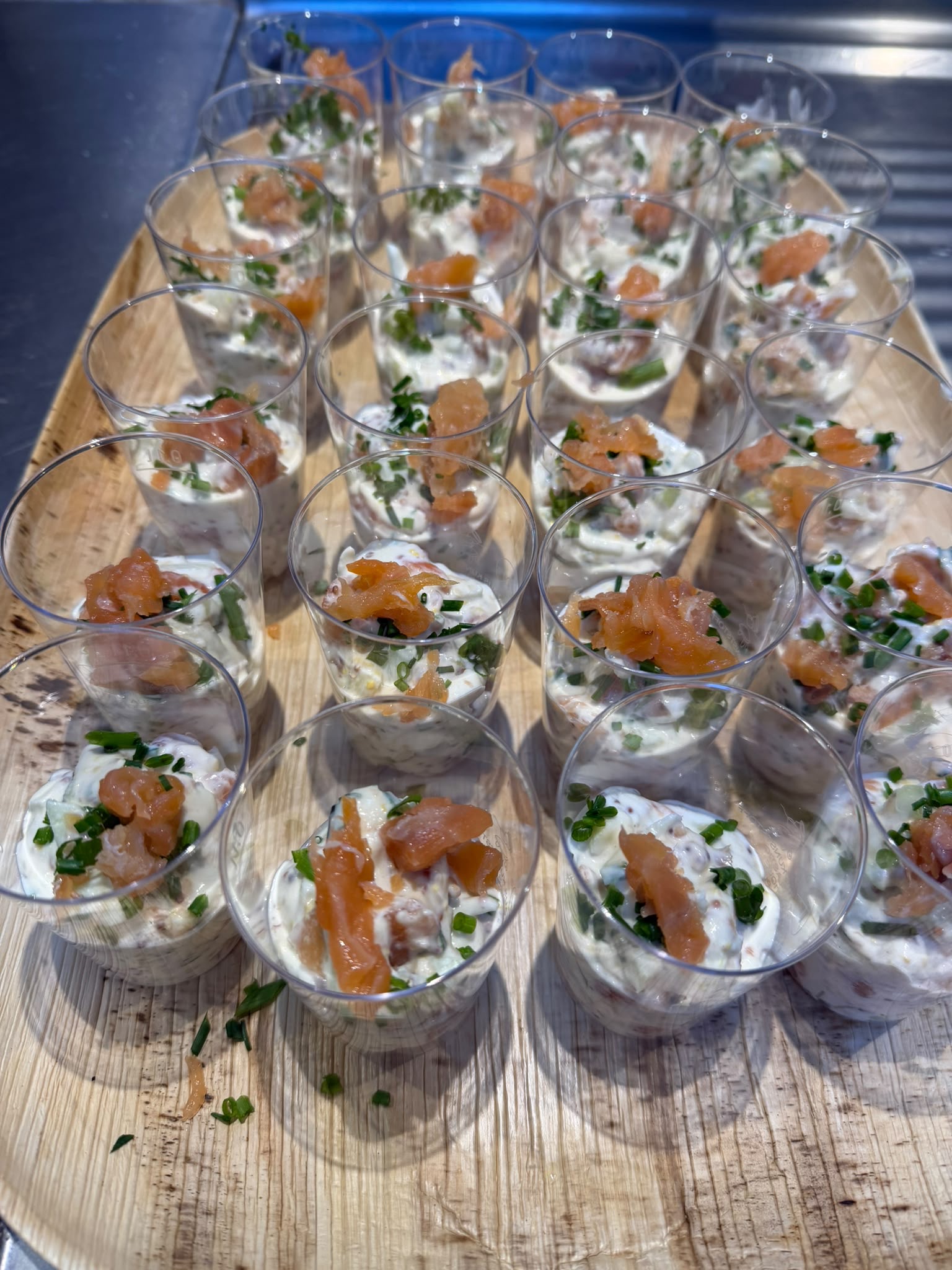Hapjes met zalm in glaasjes