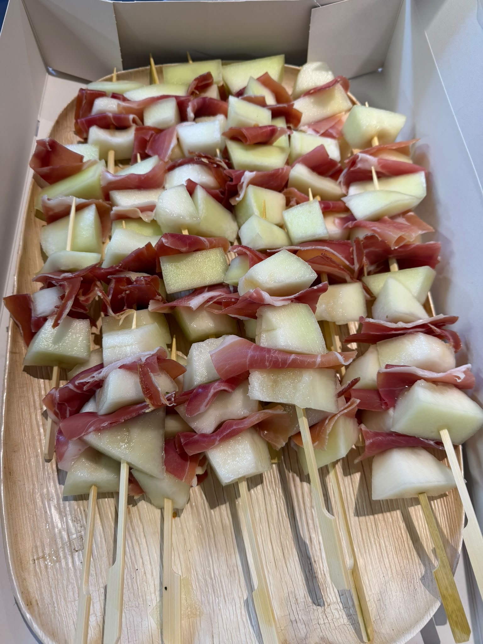 Meloen met ham op spiesjes